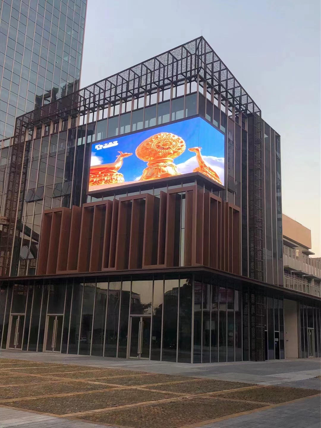 轉角不一定是愛，也有可能是led轉角顯示屏